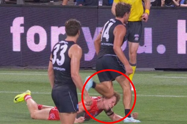 Ollie Florent on Isaac Heeney.