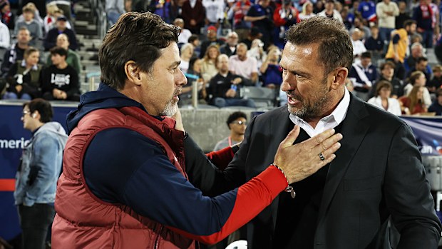 Mauricio Pochettino shakes hands with Tony Popovic.