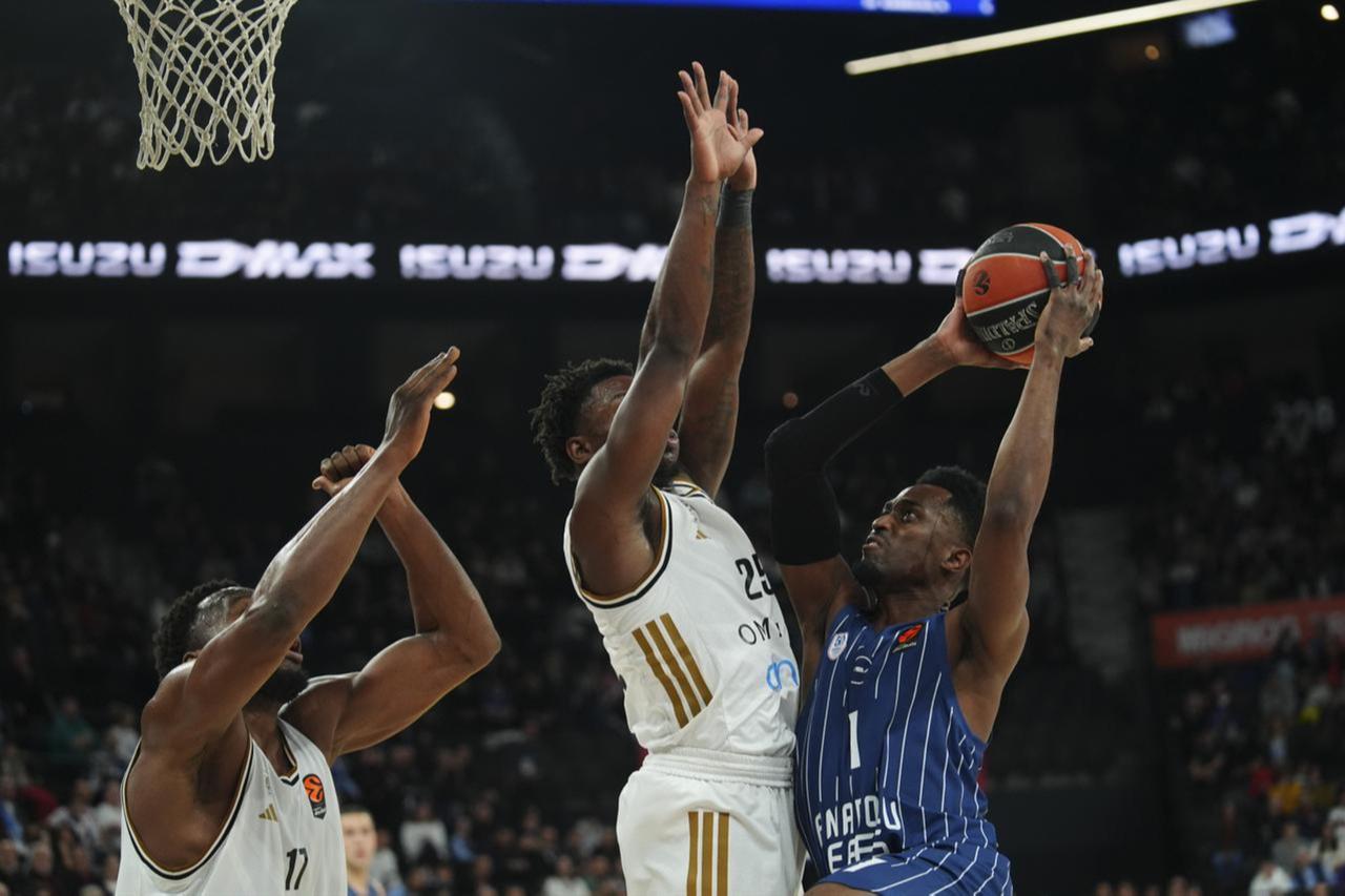 Anadolu Efes’ Rodrigue Beaubois and Dubai’s McKinley Wright IV (25) compete for the ball during a EuroLeague week 17 match between Anadolu Efes and Dubai at Turkcell Basketball Development Center in Istanbul, Türkiye, Dec. 19, 2025. (AA Photo)