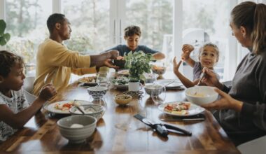 4 expert tips for family mealtimes without the drama