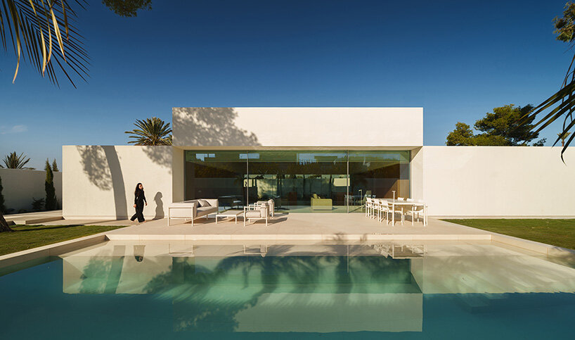 fran silvestre organizes three-part house around hovering living volume in spain - 5
