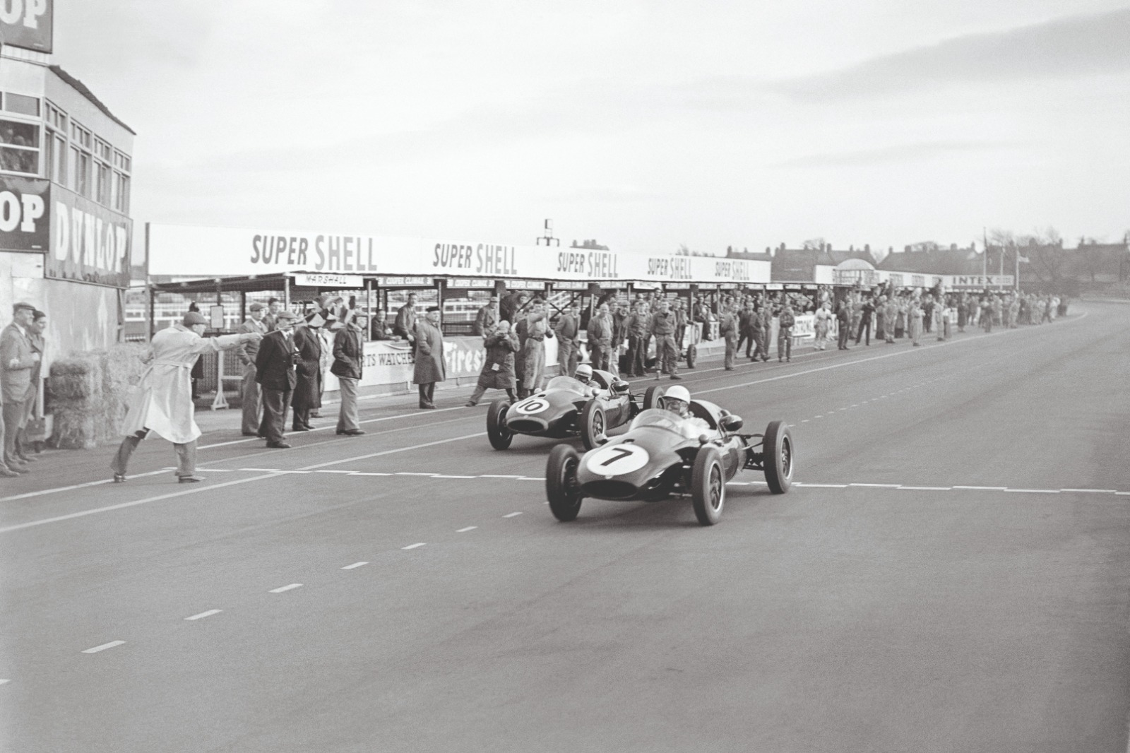 Moss fends off Brabham for BARC 200 win at Aintree in 1958