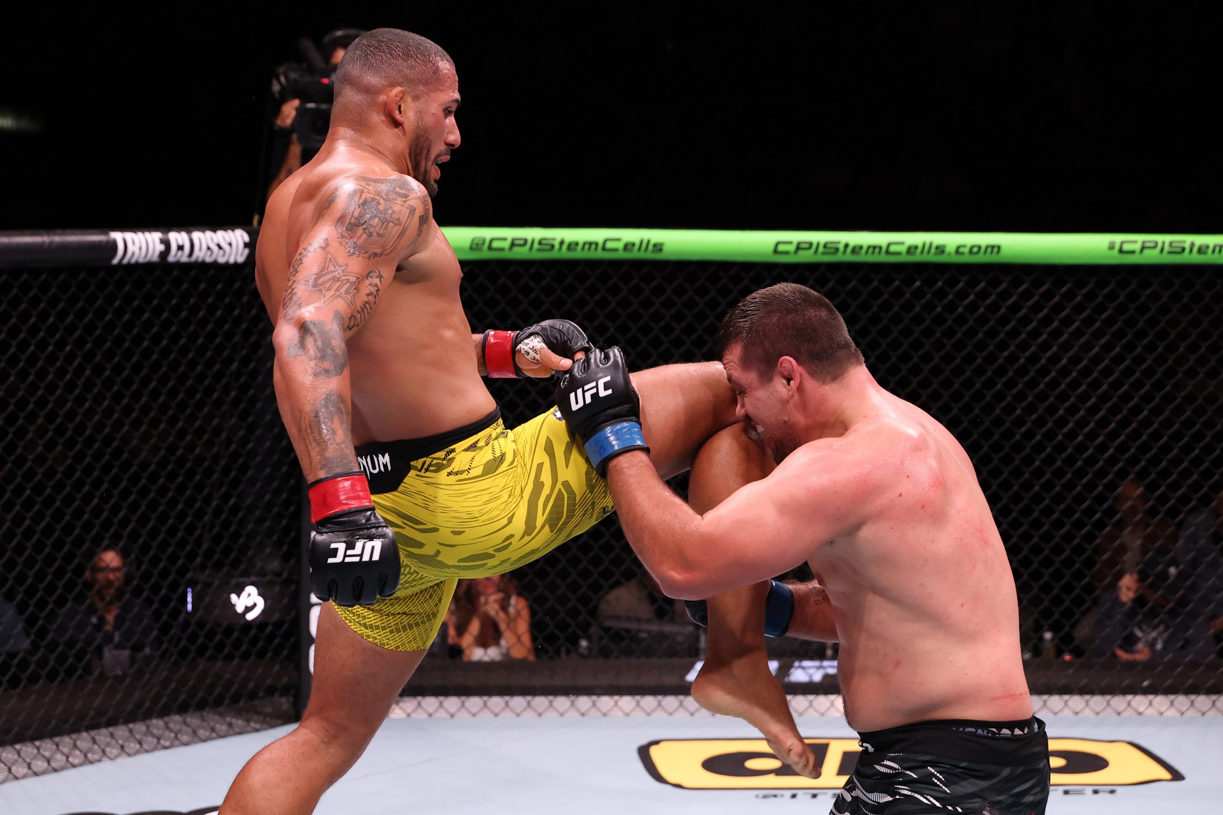 Is Vitor Petrino going into UFC Vegas 114 with an injury?