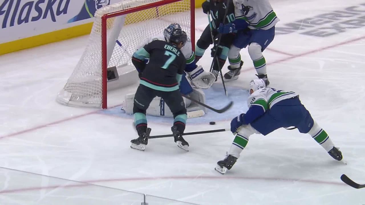 Beniers deflects in PPG | NHL.com