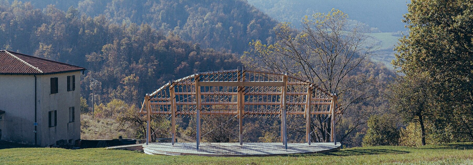 reversible timber structure follows the arc of the setting sun in italy