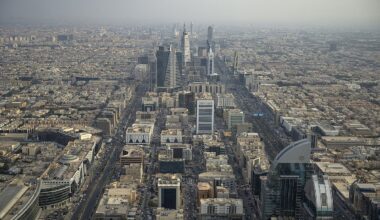 Saudi Firms Boost Hiring and Wages Despite Slowing Non-Oil Growth