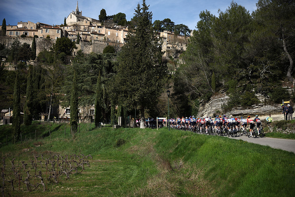 The pack enters Bonnieux during the 6th stage of the Paris-Nice cycling race, 179.3 km between Barbentane and Apt, on March 13, 2026. (Photo by Anne-Christine POUJOULAT / AFP)