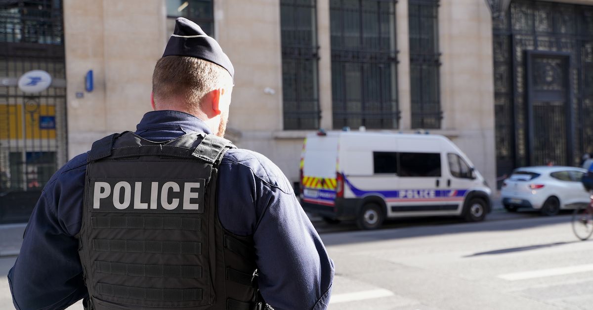 French police thwart a suspected bombing outside a Bank of America building in Paris