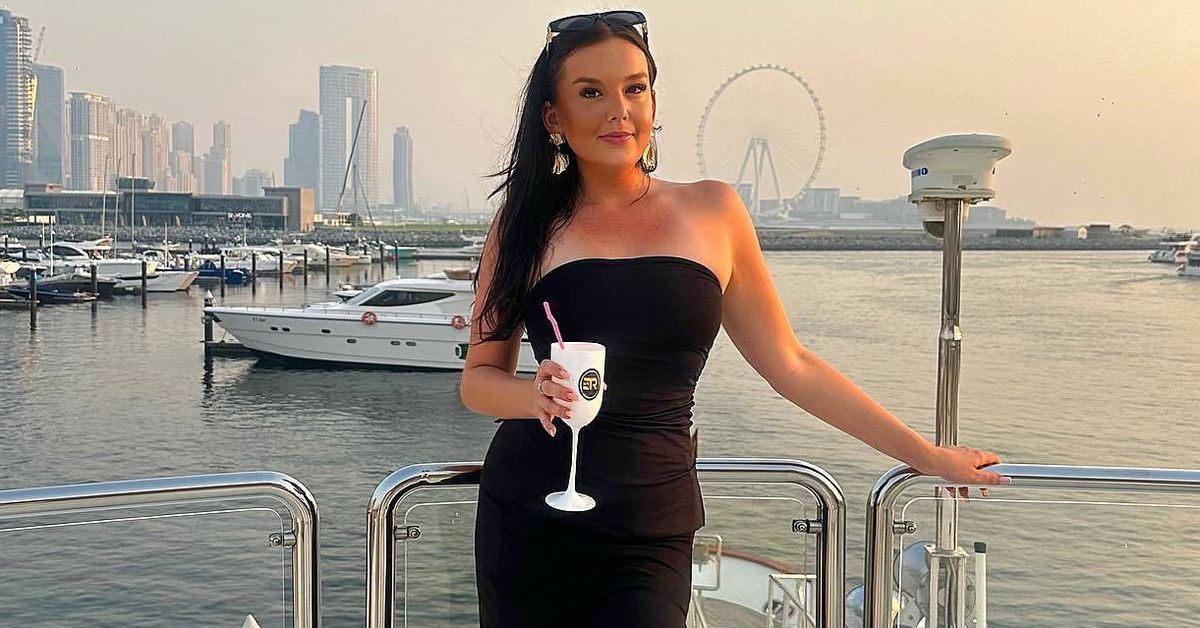 Aussies in the Gulf have been urged to fly home now. Expats like Jessica are staying