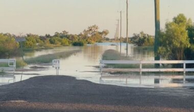 Residents of outback Queensland town on alert for major flooding to reach its peak tonight