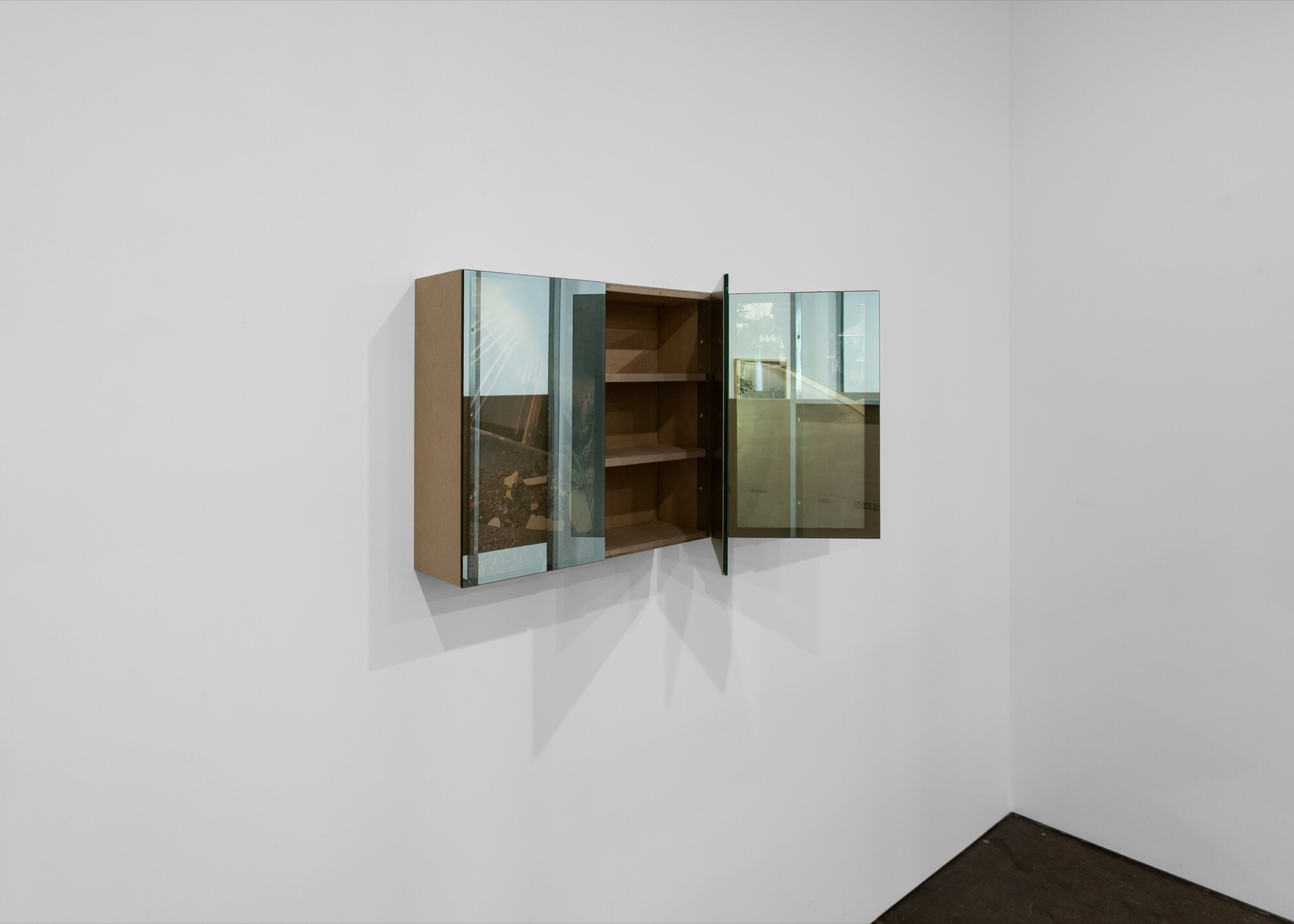 <p>Helena Tan, <em>Fronts, </em>2026.<em> </em>Wood, aluminium, stainless steel, mirror, monitors, media player. 1.24m x 467 cm x 36.5 cm. Photo courtesy of the artist and Animal House Fine Arts.</p>