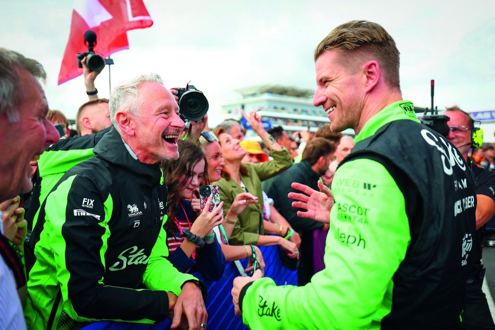 Jonathan Wheatley, Team Principal of Stake F1 Team Kick Sauber and third place Nico Hulkenberg, Stake F1 Team Kick Sauber celebrate in parc ferme 