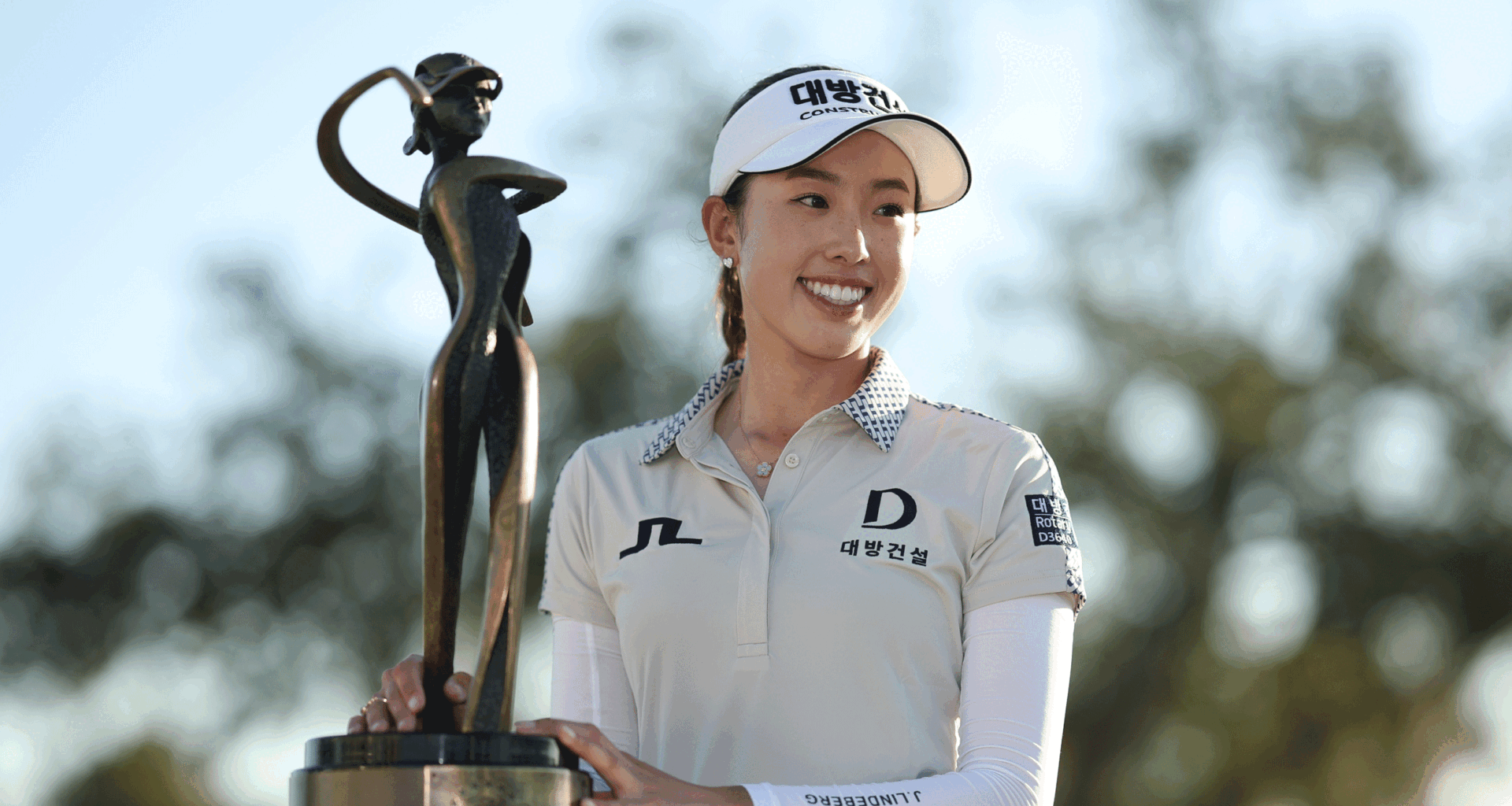 Yealimi Noh stands next to the Founders Cup after winning in 2025