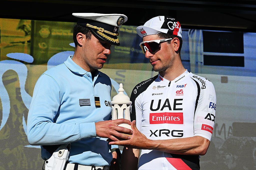 Volta ao Algarve: Jo&atilde;o Almeida (r) gets a prize