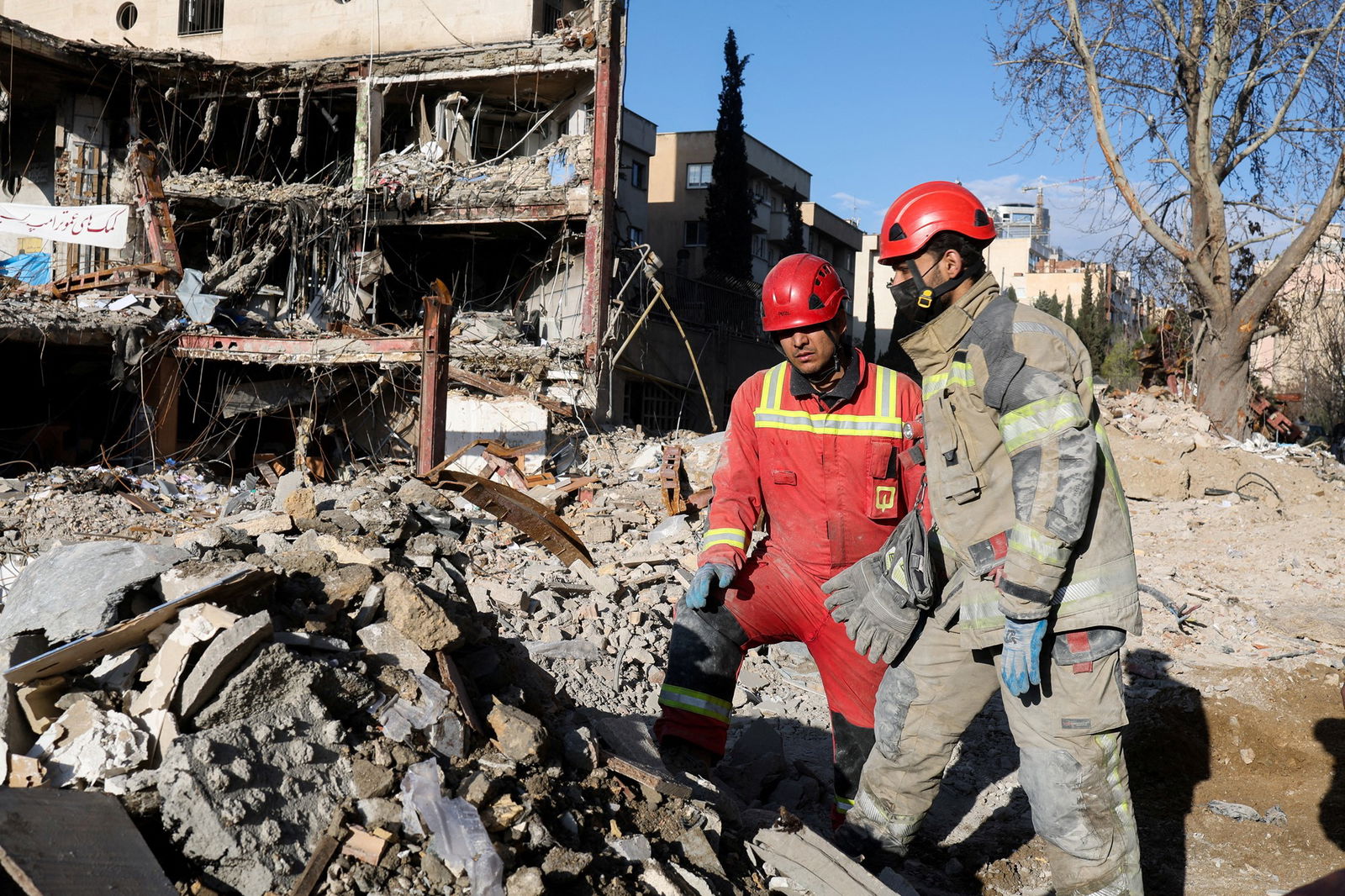 Members of the recueteam inspecting a damaged building