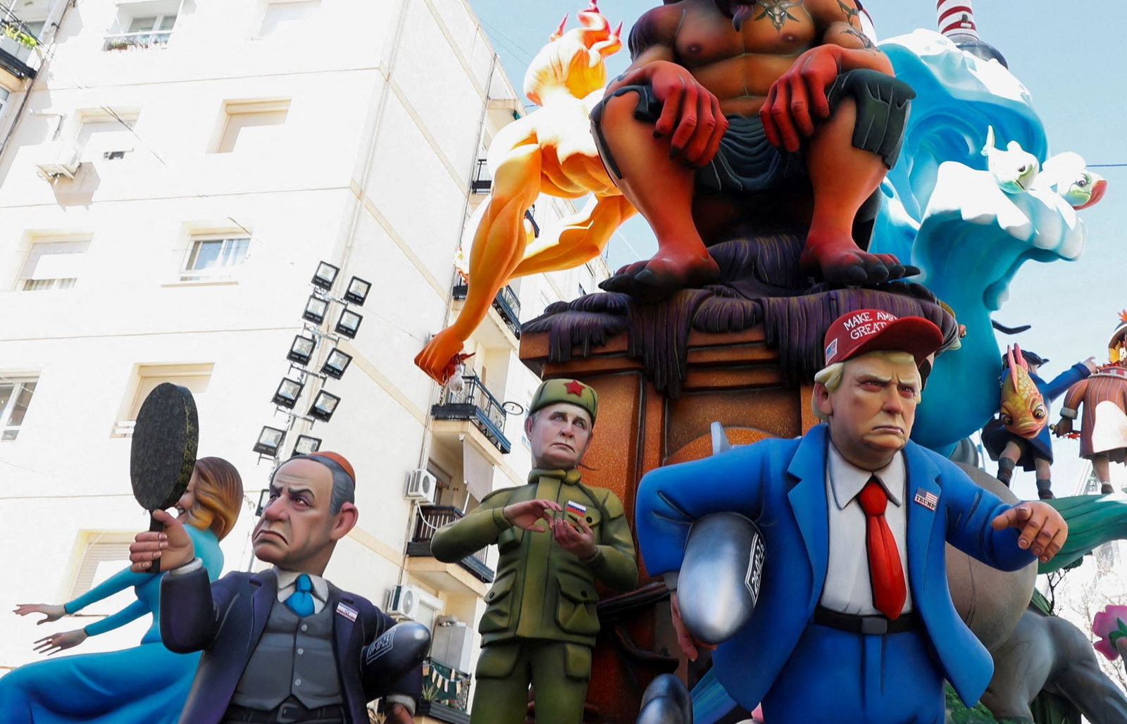 A falla featuring Benjamin Netanyahu, Vladimir Putin and Donald Trump at the feet of the devil.