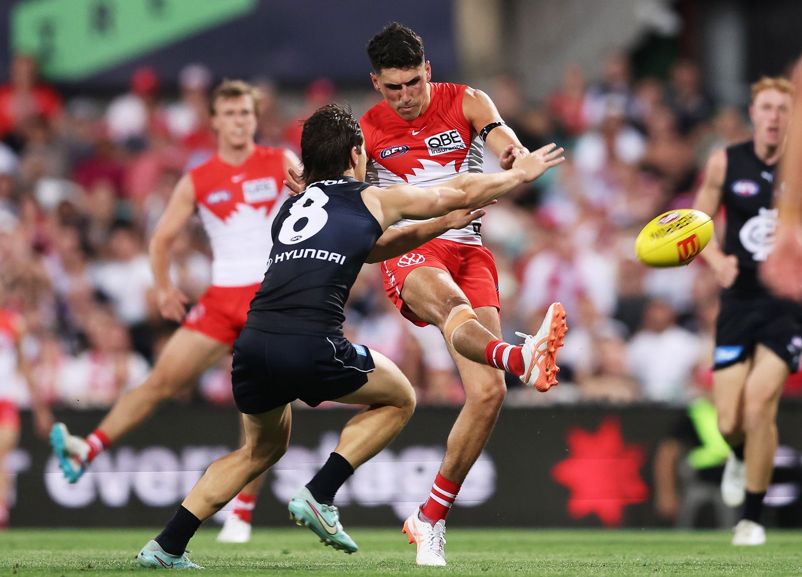 Justin McInerney of the Swans kicks a goal during the opening round AFL match between Sydney Swans and Carlton Blues at SCG, on March 05, 2026, in Sydney, Australia.