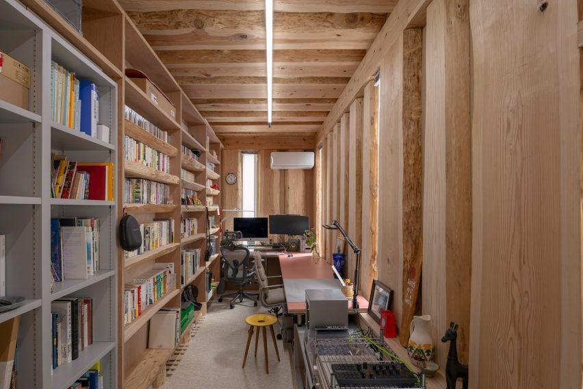 Studio with cedar structure in Live Sawn House by ICADA