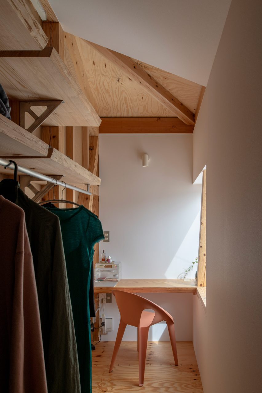 Walk-in wardrobe in Live Sawn House by ICADA