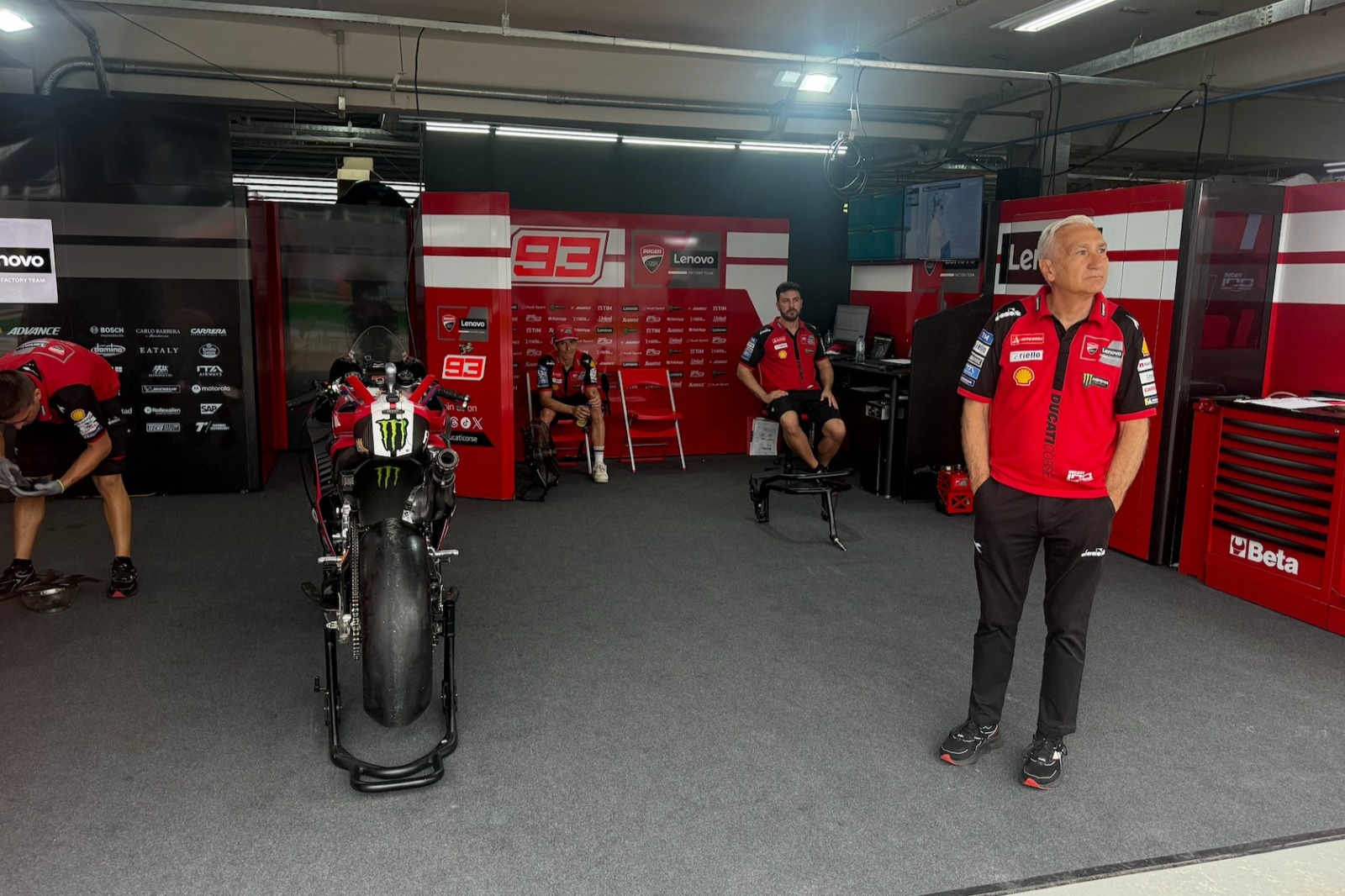 Marc Márquez en el box de Ducati este viernes por la mañana viendo la evolución de la lluvia