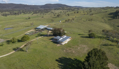 steel pavilion extends historic farmhouse on australia’s monaro plateau