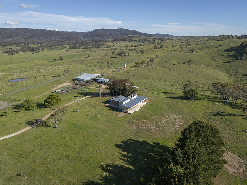 steel pavilion extends historic farmhouse on australia’s monaro plateau