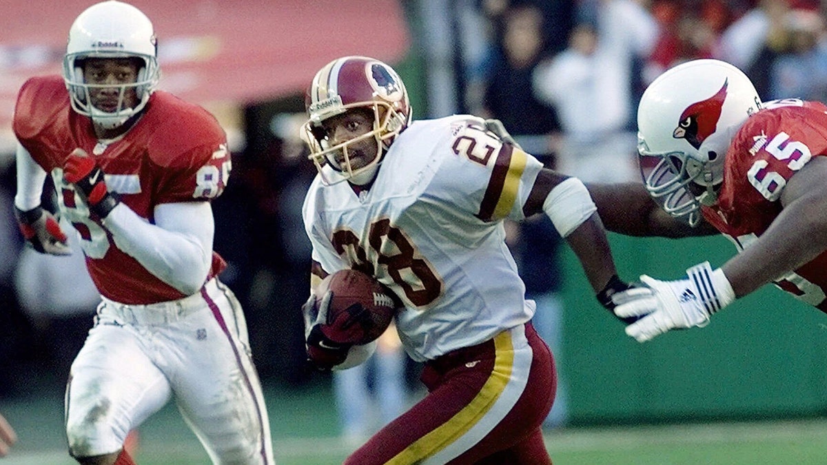 Darrell Green returns an interception