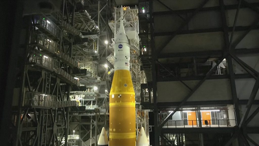 Timelapse of Artemis II rollout to launch pad - BBC