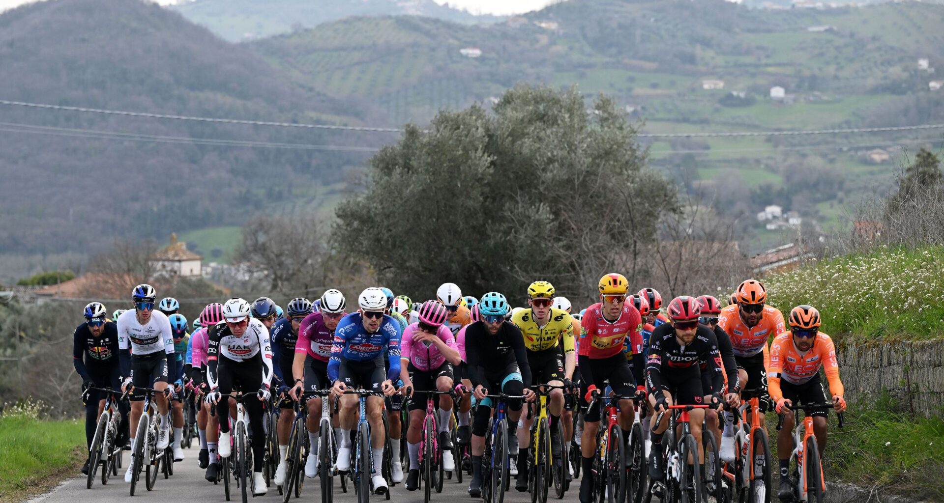 Tirreno-Adriatico stage 4 LIVE - One rider solo ahead of rapidly closing bunch