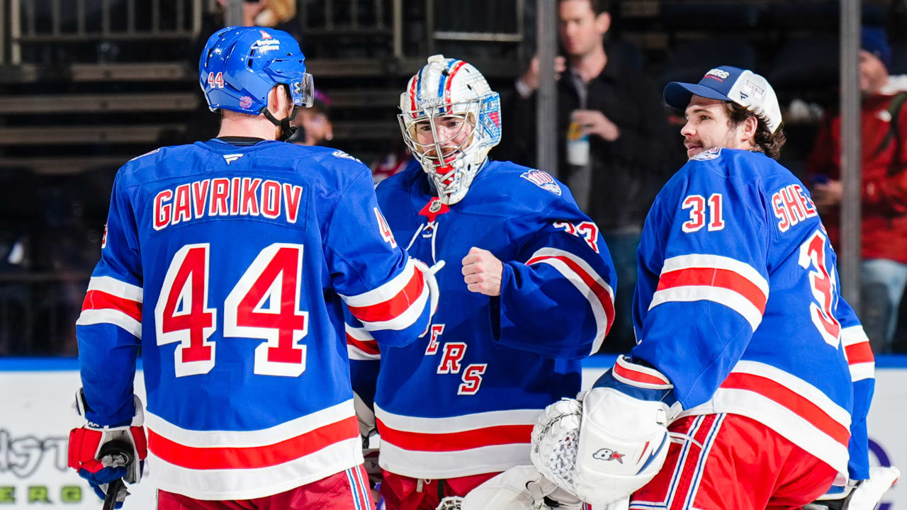 Garand gets 1st NHL win, Rangers cruise past Blackhawks