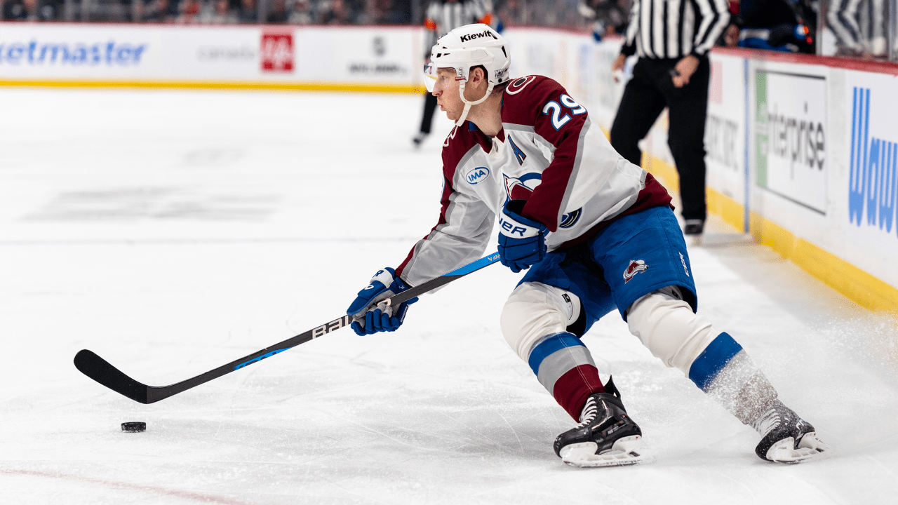 MacKinnon scores twice in 3rd, Avalanche hold off Jets to extend Central lead
