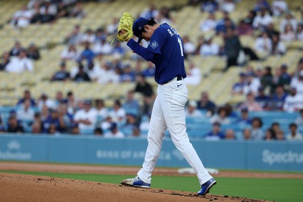 Dodgers' Roki Sasaki struggles again in spring start