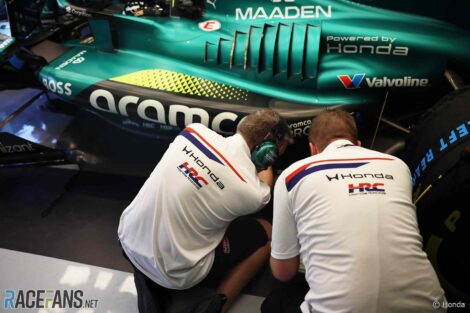 Honda mechanics, Aston Martin, Bahrain International Circuit, 2026 pre-season test