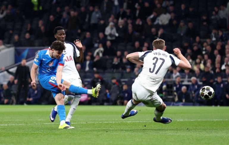 Soccer Football - UEFA Champions League - Round 16 - Second Leg - Tottenham Hotspur v Atletico Madrid - Tottenham Hotspur Stadium, London, Britain - March 18, 2026 Atletico Madrid's Julian Alvarez scores their first goal REUTERS/David Klein