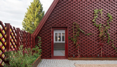 rever & drage modernizes traditional red cabin in rælingen, norway