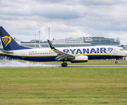 Ryanair Boeing 737-800 landing shutterstock_2488324149