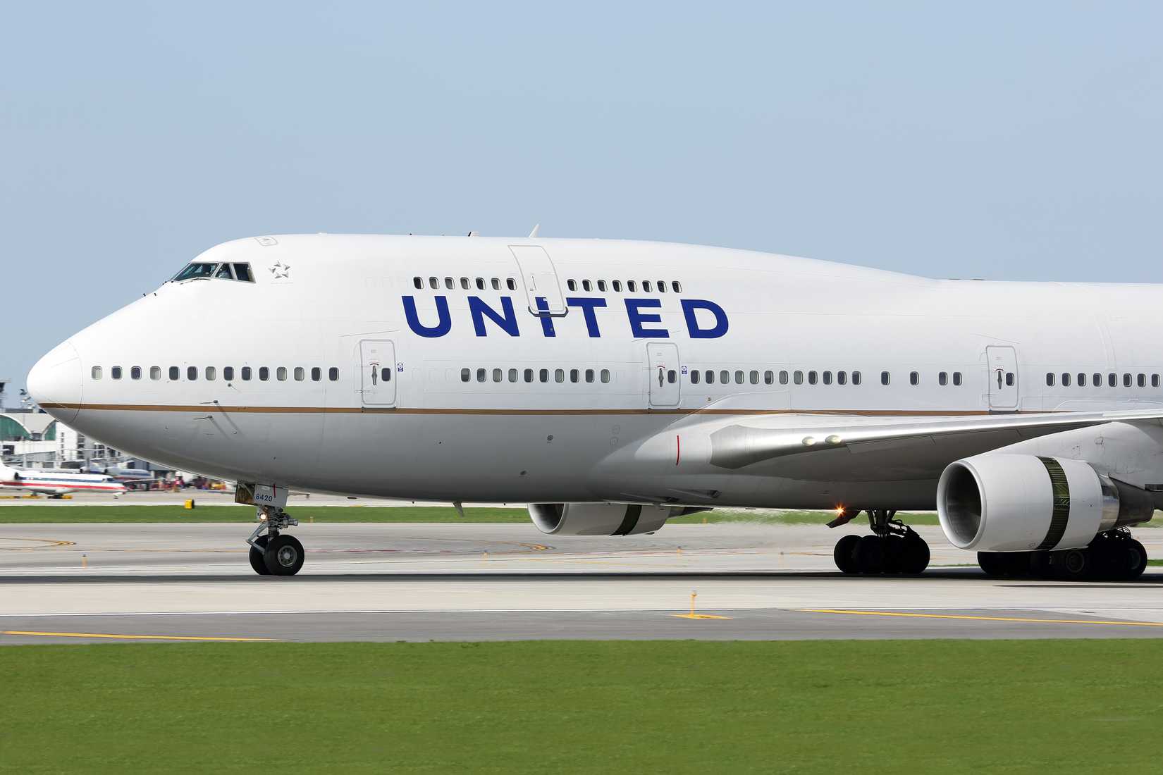 United Airlines Boeing 747-400 taxiing