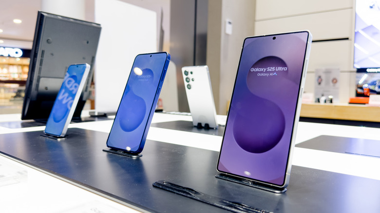 Galaxy S25 Ultra phones on a table.