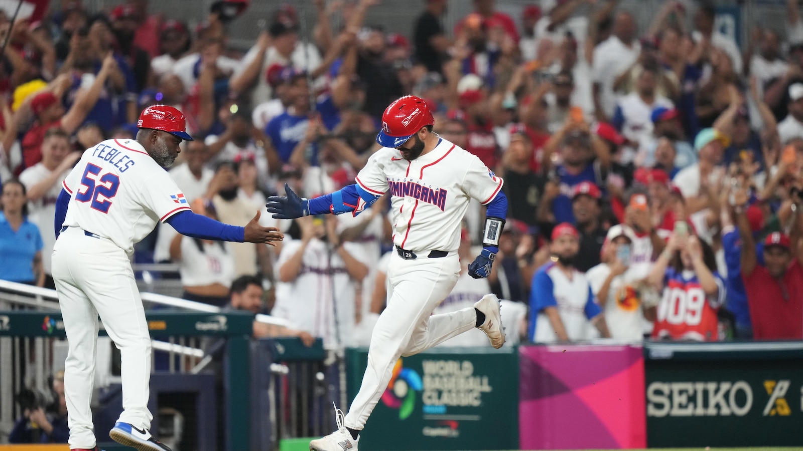 Austin Wells' only swing of the bat puts the Dominicans in WBC record book and semifinals