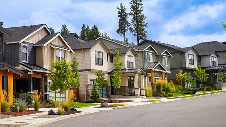 A row of homes in a quiet neighborhood in Bend, Oregon with a blue sky.