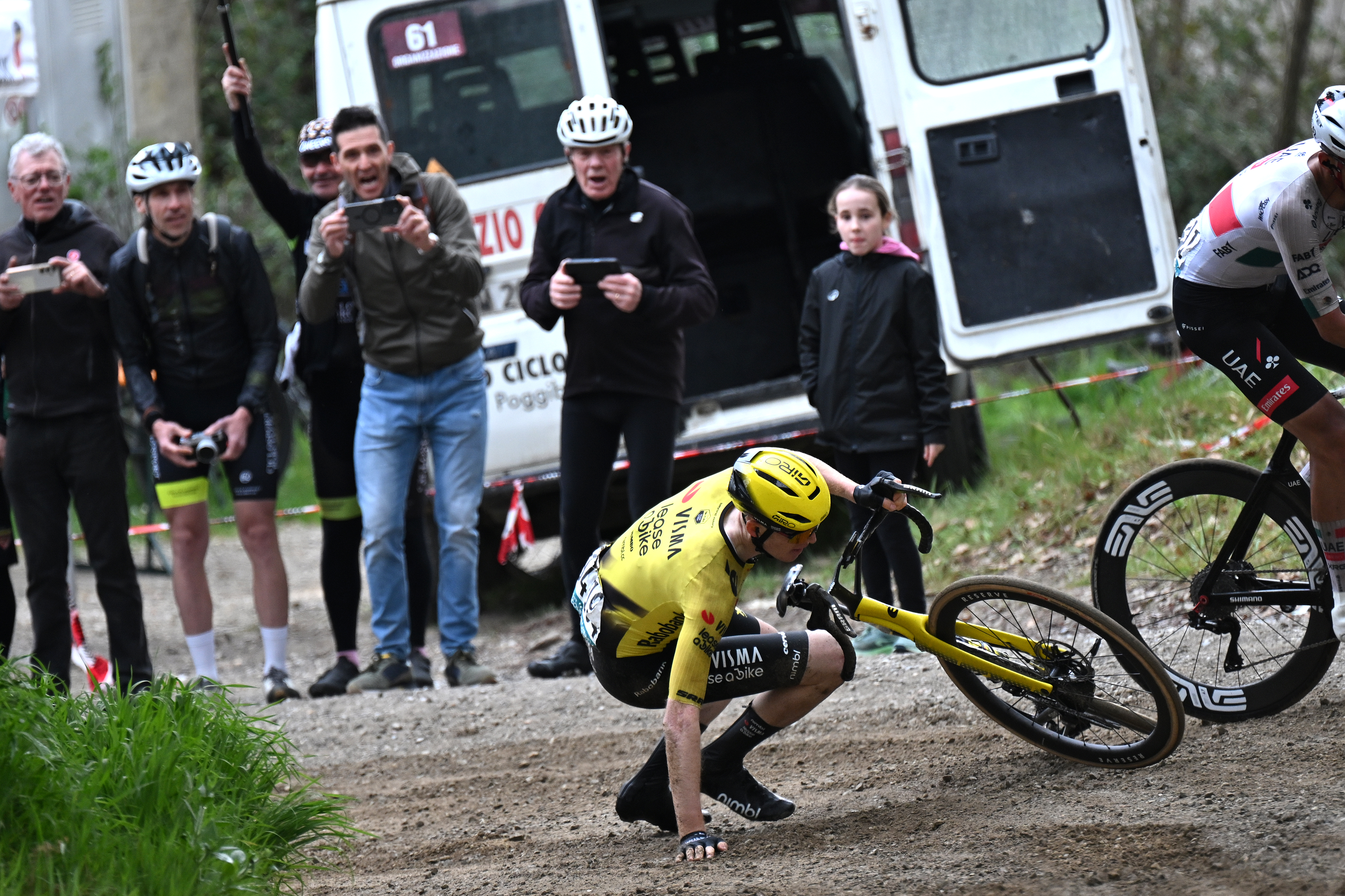 Matteo Jorgenson crashing on stage 2 of Tirreno-Adriatico 2026