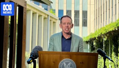 ACT Greens leader Shane Rattenbury leaving politics after 17 years