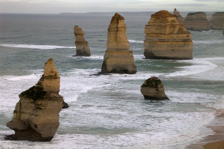 The Twelve Apostles before the 2005 collapse of a sea stack
