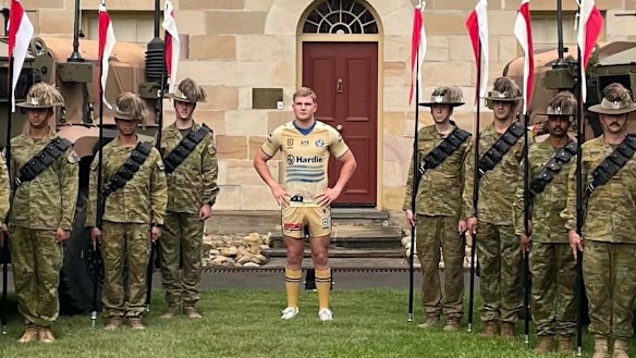 Eels forward Charlie Guymer with Australian army representatives.