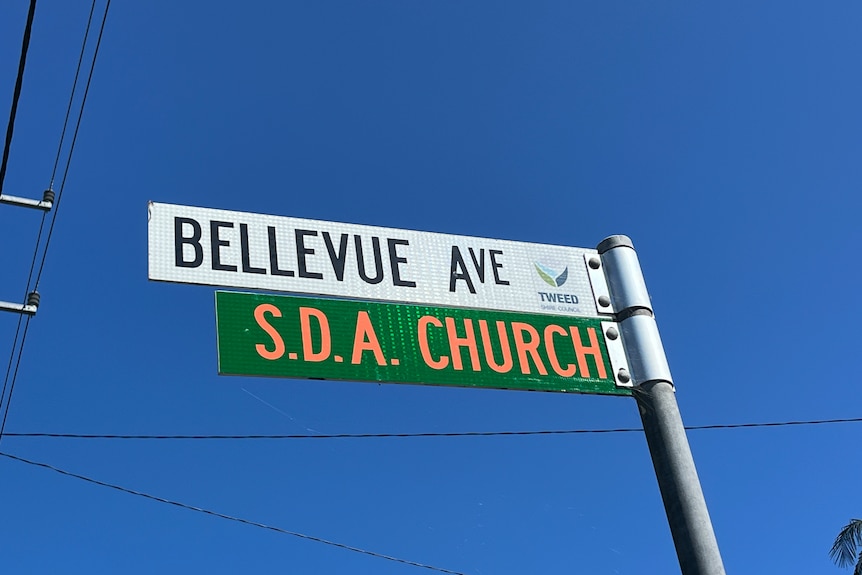 A street sign that says Bellevue Ave