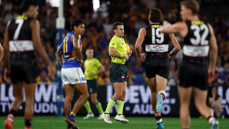 Questionable overrule call and time-wasting in St Kilda Saints vs West Coast Eagles game