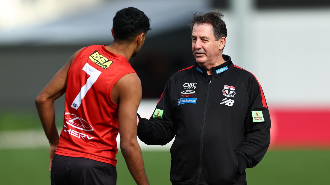 St Kilda’s Ross Lyon offered to consider quitting as Saints coach after comment made to Indigenous players at training, latest news, video