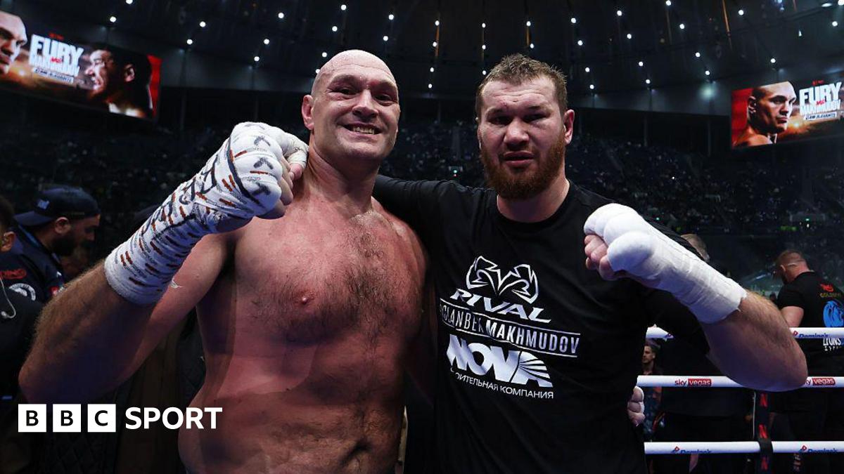 Tyson Fury and Arslanbek Makhmudov pose for photos in the ring