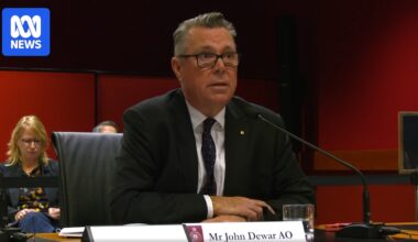 Former University of Wollongong chief John Dewar grilled by inquiry about KordaMentha contract