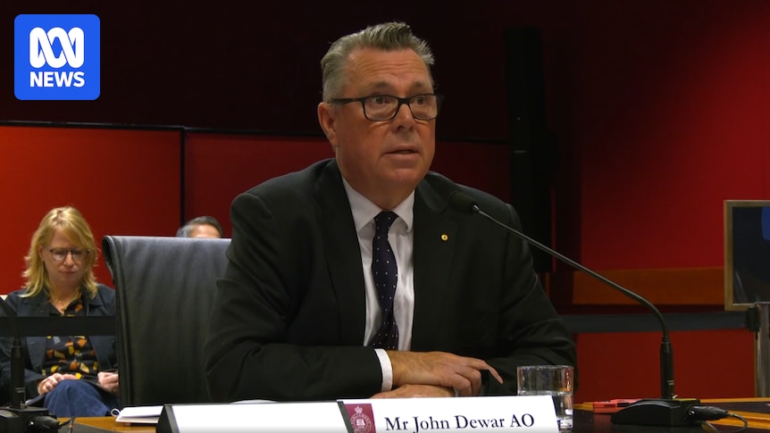 Former University of Wollongong chief John Dewar grilled by inquiry about KordaMentha contract